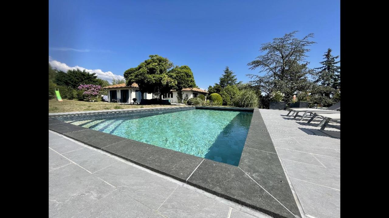 Logements Chaleureux Dans Maison Avec Piscine A 35 Min De Lyon Alix Exterior foto